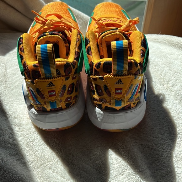 adidas D.O.N. Issue #3
LEGO Yellow Spida - Picture 3 of 6